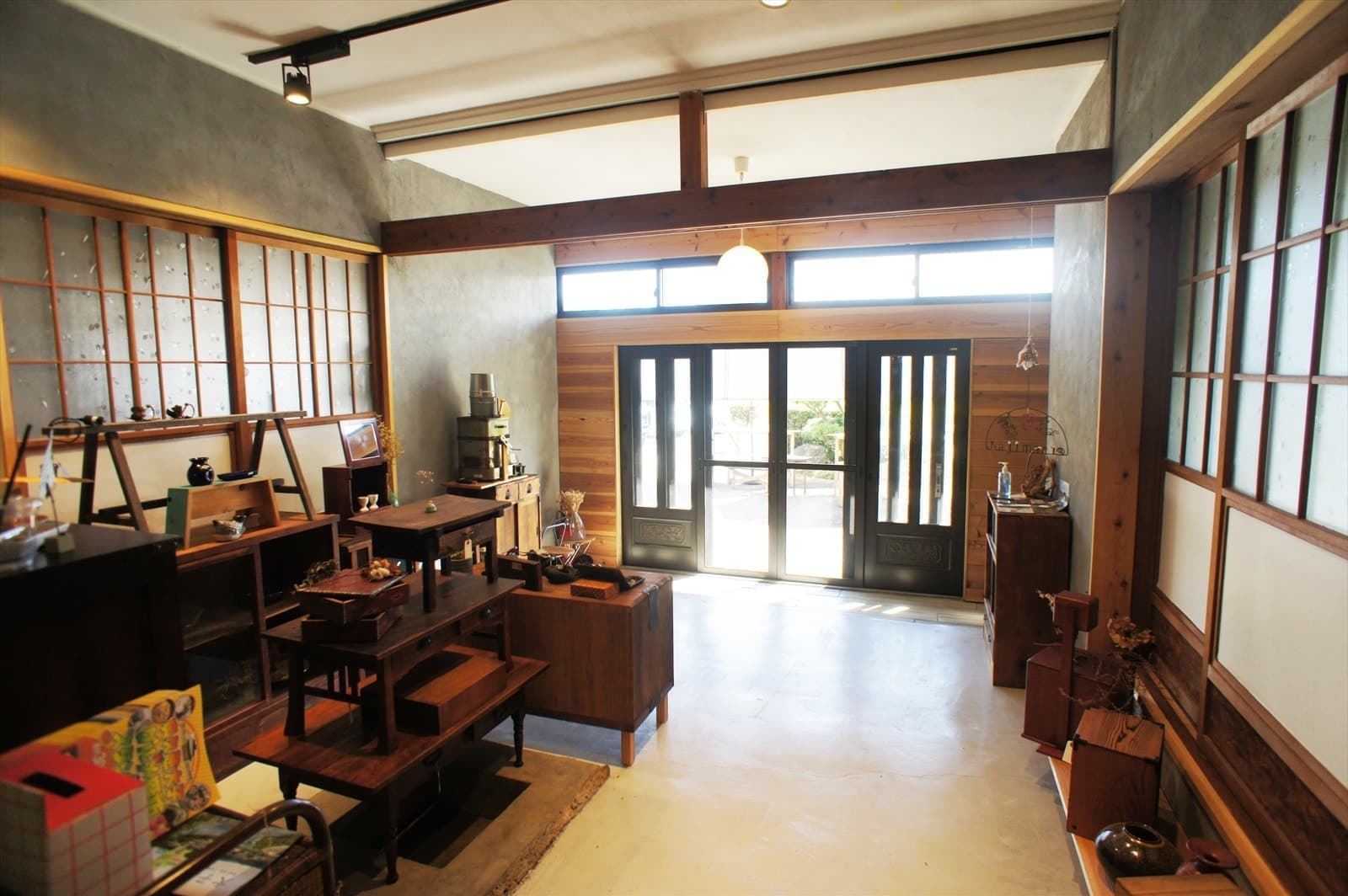 コーヒーと家具のお店「hajimari」ハジマリ